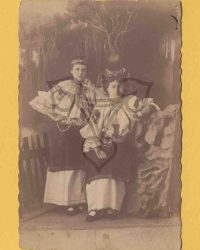 Zwei Frauen in Tracht