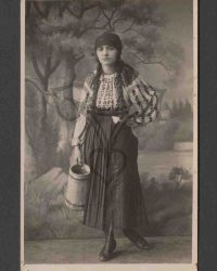 Unbekannte junge Frau in Tracht