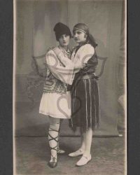 Unbekannte Paar in Tracht