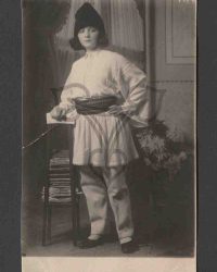 Unbekannter Junge in Tracht