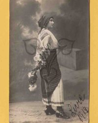 Unbekannte junge Frau in Tracht