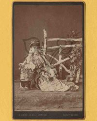 Unbekannte Frau in Tracht