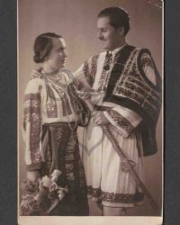 Unbekanntes Paar in Tracht