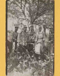 Soldatengruppe mit Frau in Tracht