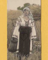 Unbekannte Frau in Tracht