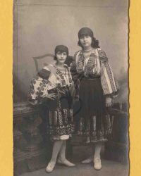 Zwei unbekannte Frauen in Tracht