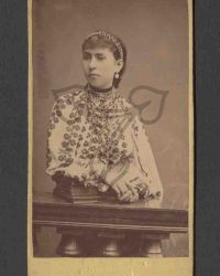 Unbekannte Frau in Tracht