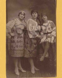 Drei unbekannte Frauen in Tracht