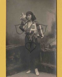 Unbekannte Frau in Tracht