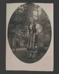 Unbekannte Frau in Tracht