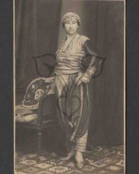 Unbekannte Frau in orientalischer Tracht