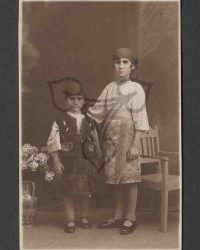 Zwei unbekannte Mädchen in Tracht