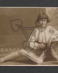 Unbekanntes Mädchen in Tracht