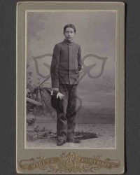 Unbekannter junger Mann in Kadettenuniform