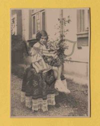 Unbekanntes Mädchen in Tracht