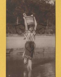 Junge Frau in Tracht