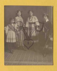 Tracht tragende Kinder