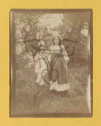 Zwei Tracht tragende Mädchen