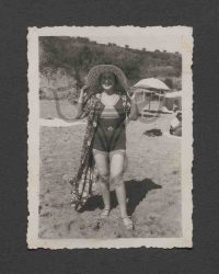 Unbekannte Frau am Strand