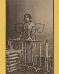 Unbekannte Frau im Regenmantel