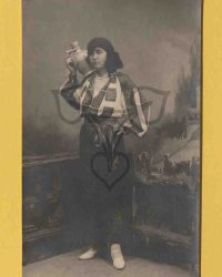 Unbekannte Frau in Tracht