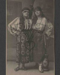 Zwei unbekannte Frauen in Tracht