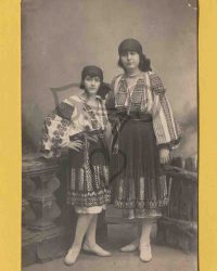 Zwei unbekannte Frauen in Tracht