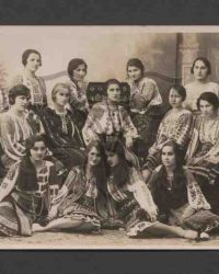 Tracht tragende Frauengruppe