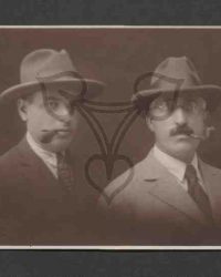 Zwei unbekannte Männer