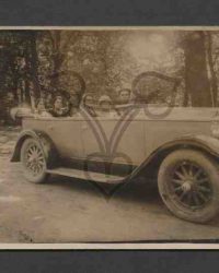 Unbekannte Personengruppe im Auto