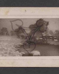 Verschneite Wiesenlandschaft mit Teich