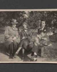 Eugenia Podviascaia mit Ehemann und Bekanntem