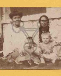 Ana Constantinescu mit Töchtern und Kindermädchen