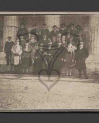 Reisegruppe aus Caracal auf den Stufen des Parthenon in Athen