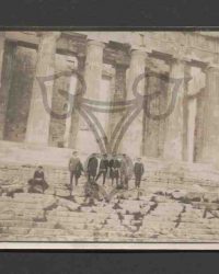 Reisegruppe aus Caracal auf den Stufen des Parthenon in Athen