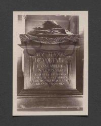 Aux mânes de Voltaire, l'Assemblée nationale a décrété, le 30 mai 1791, qu'il avait mérité les honneurs dus aux grands hommes
