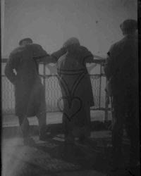 Männergruppe an der Reling eines Flussdampfers