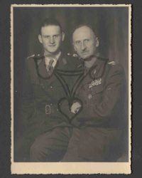 Zwei unbekannte Soldaten