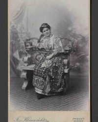 Unbekannte Frau in Tracht