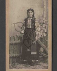 Unbekannte Frau in Tracht