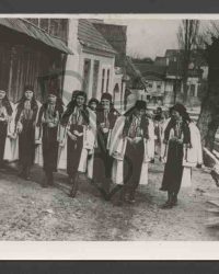 Unbekannte Frauen in Tracht