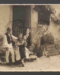 Unbekanntes Paar in Tracht