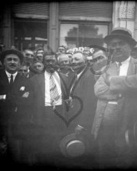 Unbekannte Männergruppe