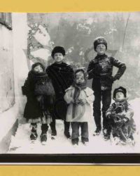 Unbekannte Kinder im Schnee