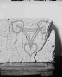 Steinquader mit römischer Inschrift