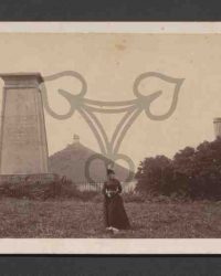 Unbekannte Frau bei dem Mahnmal von Waterloo