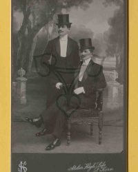 Zwei unbekannte Männer