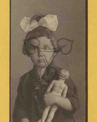 Unbekanntes Mädchen mit Puppe